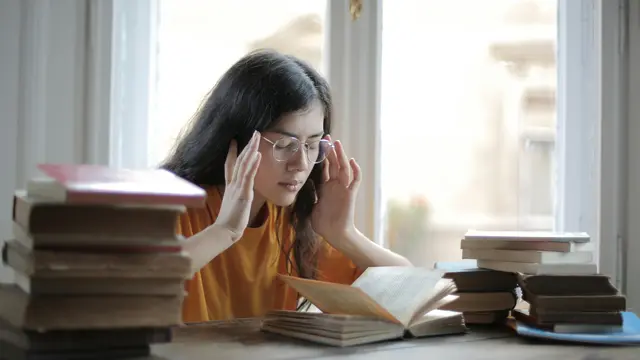 Wanita yang sedang belajar