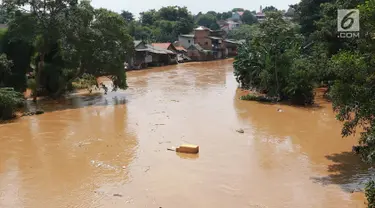 Suasana Sungai Ciliwung yang meluap di kawasan Pejaten Timur, Jakarta, Jumat (26/4). Banjir yang berasal dari luapan Sungai Ciliwung tersebut merendam ratusan rumah warga hingga kedalaman lebih dari satu meter. (Liputan6.com/Immanuel Antonius)