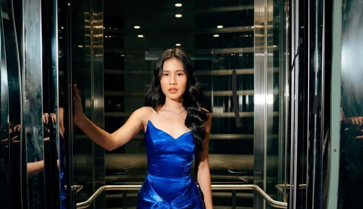 Artis Shenina Cinnamon tampil menawan saat menghadiri gala premiere serial film "Dia Angkasa". . Pada kesempatan tersebut, Shenina mengenakan gaun biru elegan yang membuatnya semakin memukau. (Liputan6.com/IG/@sheninacinnamon)