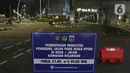 Suasana di kawasan Bulungan, Jakarta, Senin (21/6/2021). Penutupan jalan dalam rangka pembatasan mobilitas warga guna menekan penyebaran COVID-19 dilakukan mulai pukul 21.00 WIB hingga 04.00 WIB di 10 titik di Kota Jakarta. (Liputan6.com/Herman Zakharia)