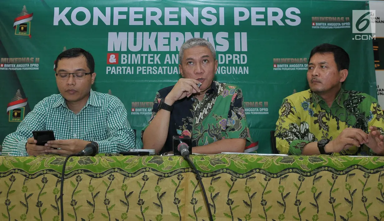 Ketua Komite Mukernas Iskandar Saihu (tengah) memberi keterangan saat konferensi pers jelang digelarnya Mukernas ke-2 PPP di Jakarta (16/7). (Liputan6.com/Helmi Afandi)