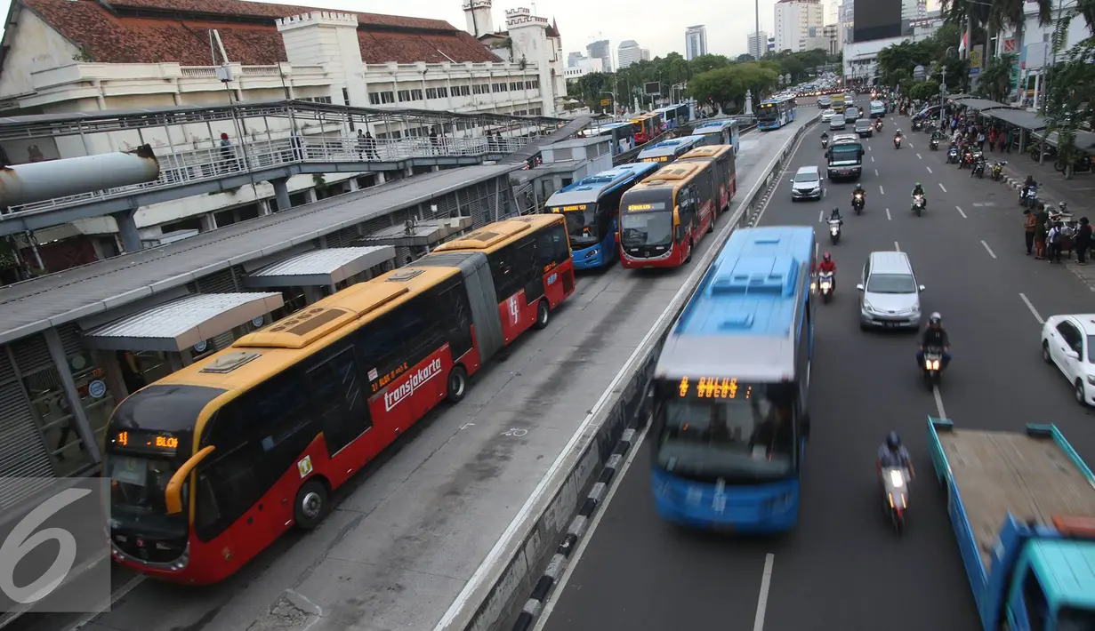 Suasana saat antrian Bus Trans-Jakarta bersiap untuk mengangkut penumpang di Halte Harmoni, Jakarta, Kamis (1/12). Menurut Budi, saat aksi massa terjadi, Transjakarta akan berupaya melakukan pengalihan jaringan. (Liputan6.com/Immanuel Antonius)
