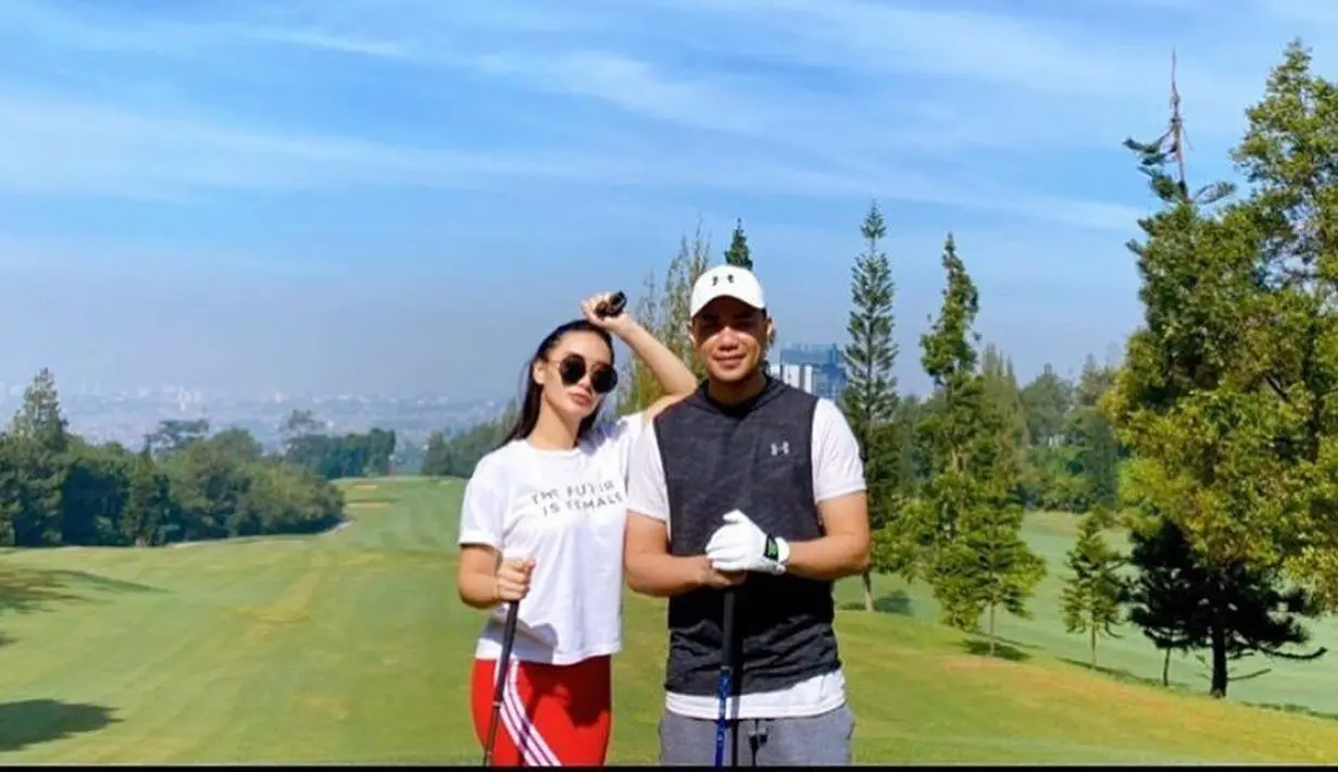 Zaskia Gotik saat menemani sang suami bermain golf. Pedangdut cantik menyempatkan diri untuk narsis bersama suami tercinta dengan gaya sporty yang sukses curi perhatian. (instagram.com/zaskia_gotix)
