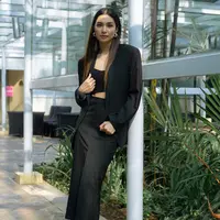 Outfit serba hitam Mikha Tambayong di sini bisa jadi inspirasi work wear. Ia memadukan inner crop top hitam ditumpuknya dengan blazer dan dipadu midi skirt yang semuanya berwarna hitam. [Foto: Instagram/miktambayong]