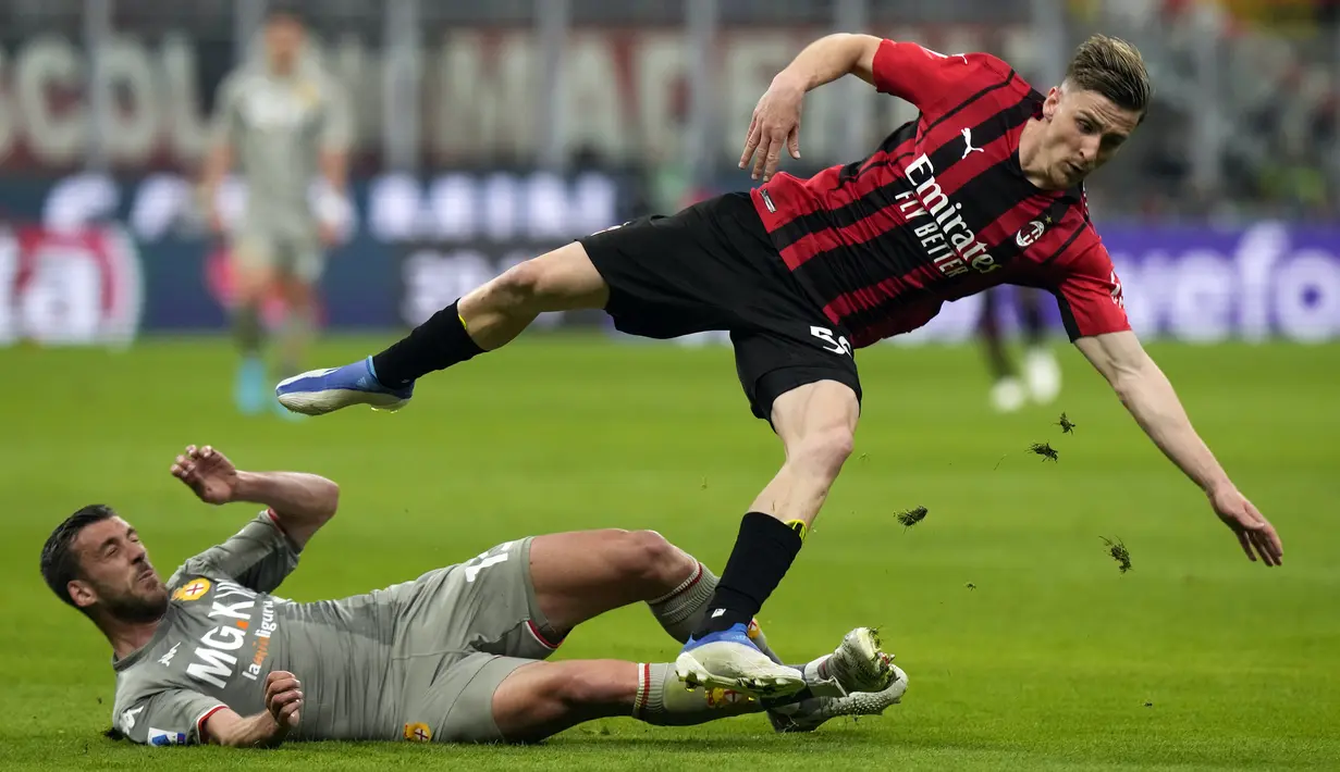 Pemain AC Milan Alexis Saelemaekers (kanan) bertabrakan dengan pemain Genoa Mattia Bani saat memperebutkan bola pada pertandingan Serie A di Stadion San Siro, Milan, Italia, 15 April 2022. AC Milan menang 2-0. (AP Photo/Luca Bruno)