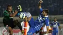 Kiper PBFC, Galih Sudaryono (kiri) berebut bola dengan pemain Persib, Vladimir Vujovicdi laga kedua Perdelapan Final Piala Presiden 2015 di Stadion Si Jalak Harupat, Bandung, Sabtu (26/9/2015). PBFC kalah 1-2. (Liputan6.com/Helmi Fithriansyah)