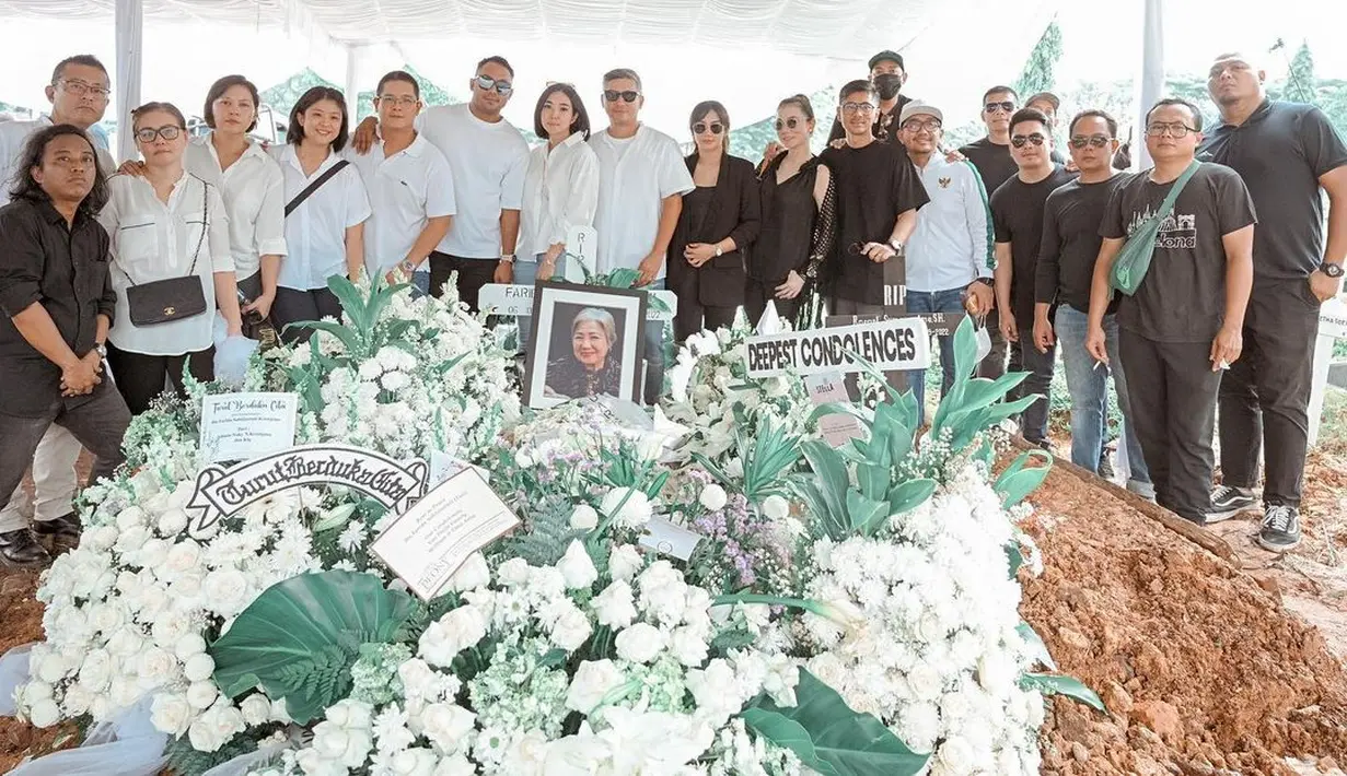 Gisel hadir di pemakaman mantan ibu mertua (instagram/gisel_la)