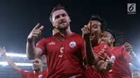 Pemain Persija, Marko Simic bersama pemain lainnya merayakan gol ke gawang Johor Darul Takzim pada lanjutan penyisihan Grup H Piala Asia 2018 di Stadion GBK, Jakarta, Selasa (10/4). Persija menang telak 4-0. (Liputan6.com/Helmi Fithriansyah)