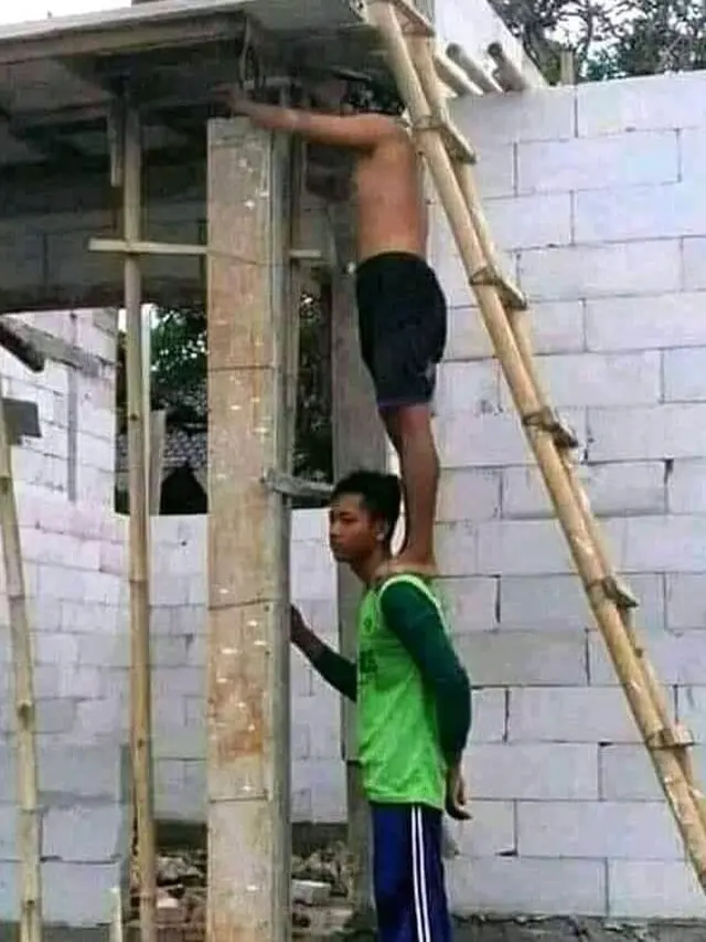 6 Aksi Kuli Bangunan Naik Tangga Perbaiki Atap Rumah Ini Totalitas