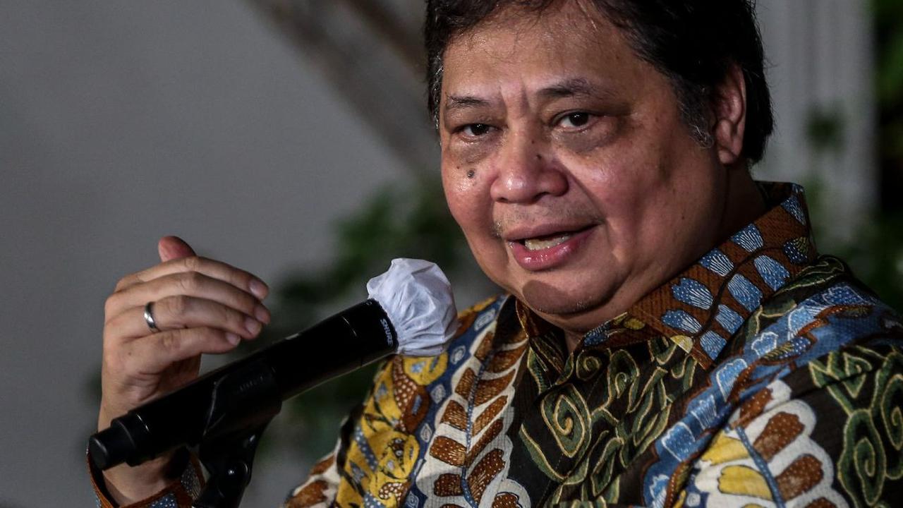 Saat dikonfirmasi, Menteri Koordinator (Menko) Perekonomian Airlangga Hartarto irit bicara ketika ditanya lebih lanjut perihal pemanggilan tersebut.