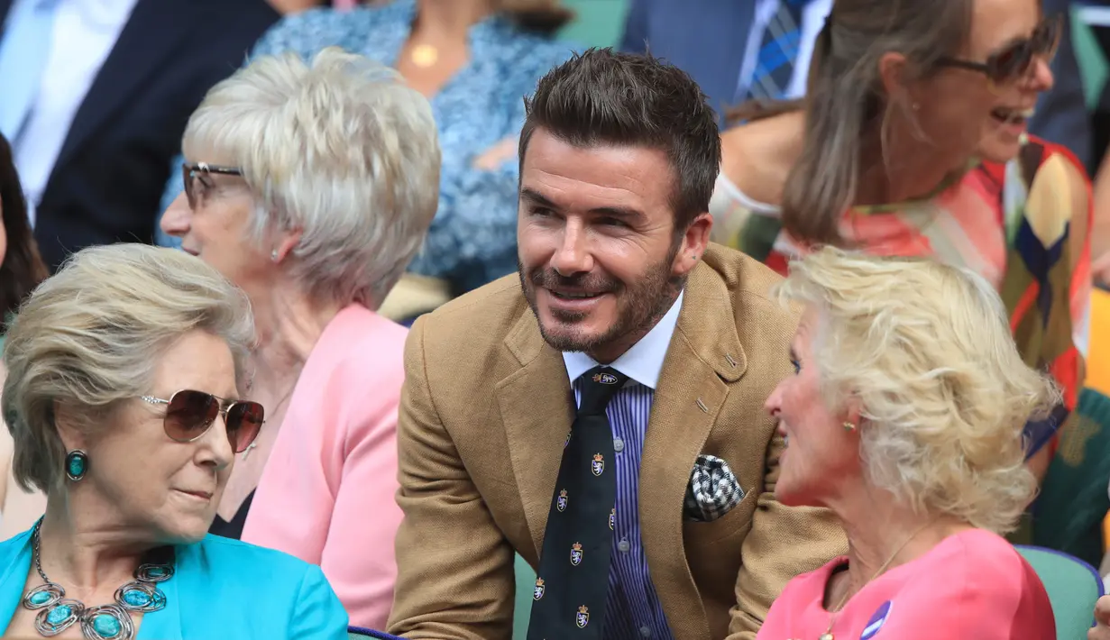 Mantan pesepak bola Inggris, David Beckham menyaksikan babak semifinal Grand Slam Wimbledon di All England Lawn Tennis Club, Kamis (11/7/2019). Beckham menjadi saksi petenis Rumania Simona Halep lolos ke final usai menang atas Elina Svitolina dari Ukraina 6-1, 6-3. (Adam Davy/Pool Photo via AP)