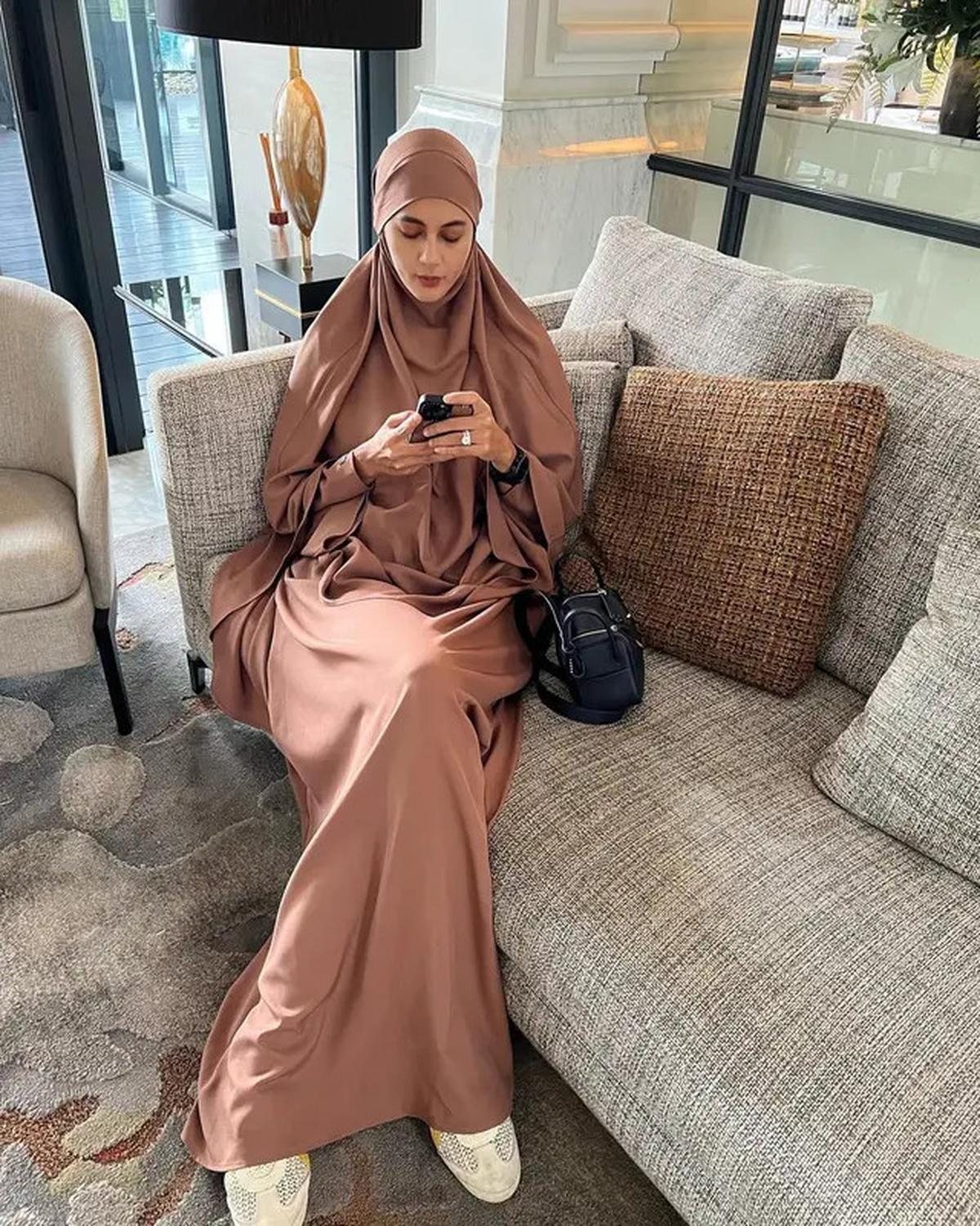 8 Model Gamis Kekinian Paula Verhoeven, Berkelas untuk Wanita dengan Tinggi di Atas 170 cm