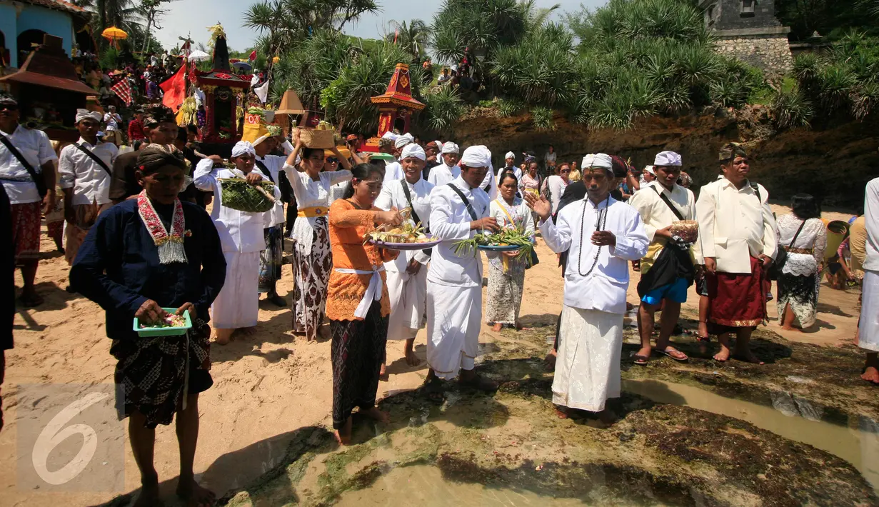 Sejumlah umat hindu mengikuti upacara Melasti di Pantai Ngobaran ,Gunung Kidul,Yogyakarta, Yogyakarta, (22/2).Melasti merupakan upacara mensucikan diri menyambut perayaan tahun baru Nyepi.(Boy Harjanto)