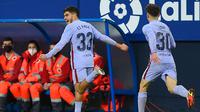 Barcelona kembali memimpin saat laga babak kedua baru berjalan 3 menit. Lagi-lagi, pemain berusia 19 tahun membuat Blaugrana memimpin 2-1. Kali ini giliran Abdessamad Ezzalzouli yang mengoyak gawang Osasuna lewat sepakan voli keras. (AFP/Ander Gillenea)