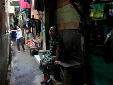 Warga saat berada di sekitar kediamannya, kawasan permukiman padat penduduk, Tambora, Jakarta, Kamis (22/5/2025). (Liputan6.com/Herman Zakharia)