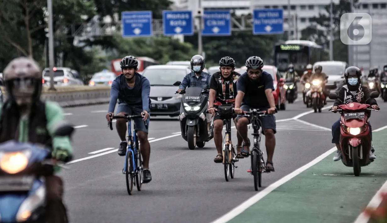 Pesepeda melintasi Jalan Jenderal Sudirman, Jakarta, Senin (18/1/2021). Dinas Perhubungan Provinsi DKI Jakarta mencatat volume lalu lintas pesepeda mengalami peningkatan 4,1 persen selama sepekan pengetatan Pembatasan Sosial Berskala Besar (PSBB). (merdeka.com/Iqbal S. Nugroho)