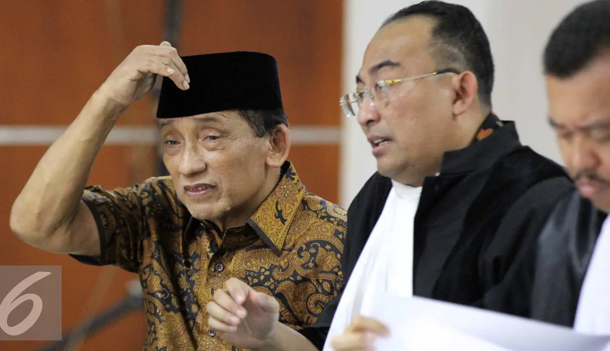 Terdakwa mantan Bupati Bangkalan, Fuad Amin saat mengikuti sidang lanjutan di Pengadilan Tipikor, Jakarta, Senin (10/8/2015). Agenda sidang mendengarkan keterangan 16 saksi dari SKPD Bangkalan dan pihak bank. (Liputan6.com/Helmi Afandi)