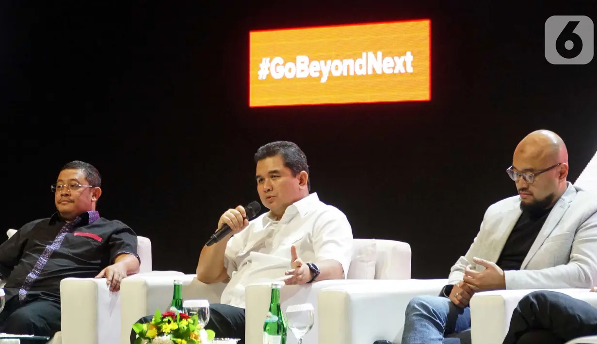 Direktur Utama SIG, Hendi Prio Santoso (tengah) memberikan keterangan terkait corporate rebranding di Jakarta, Selasa (11/2/2020). Solusi yang diciptakan juga tidak hanya memenuhi harapan stakeholder, tapi menjadi pendorong dalam tumbuhnya industri building material. (Liputan6.com/HO/Eko)