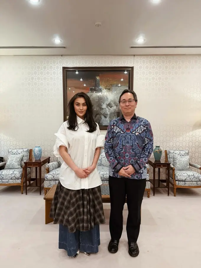 Gaya Layering Agnez Mo Diundang Duta Besar Jepang, Tampil Menawan dengan Tas LV Rp66 Jutaan