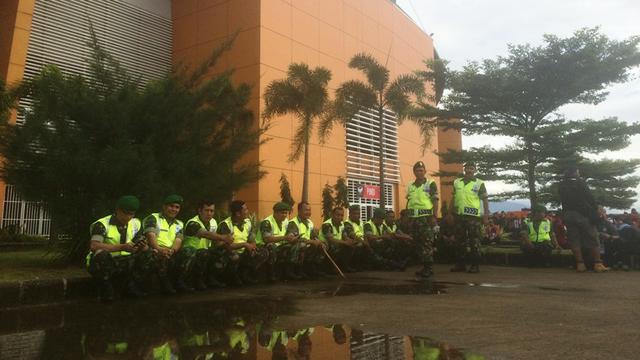 Pengamanan di Stadion Pakansari