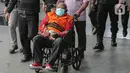 Gubernur Papua Lukas Enembe dibawa dari RSPAD Gatot Subroto ke Gedung Merah Putih KPK, Jakarta, Kamis (12/1/2023). Berdasarkan pemeriksaan tim medis tersangka kasus dugaan korupsi pembangunan infrastruktur di Provinsi Papua itu telah dinyatakan fit to stand trial sehingga dapat menjalani pemeriksaan untuk melengkapi berkas perkaranya. (Liputan6.com/Faizal Fanani)