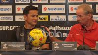 Pelatih  Timnas Indonesia, Alfred Riedl menepuk bahu  Pelatih Thailand, Kiatisuk Senamuang saat press conference di Hotel Aston, Sentul. (13/12/2016). (Bola.com/Nicklas Hanoatubun)