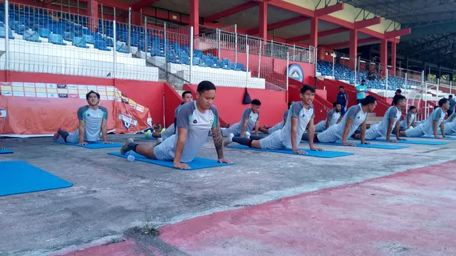 Para pemain Sulut United menjalani latihan fisik di Stadion Klabat Manado, Jumat (21/8/2020).