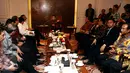 Ketua DPR, Setya Novanto saat menggelar pertemuan dengan Menko Polhukam Luhut Binsar Pandjaitan dan Menteri LHK Siti Nurbaya di kompleks Parlemen, Jakarta, Jumat (16/10). Pertemuan itu membahas bencana kebakaran hutan dan asap. (Liputan6.com/Johan Tallo)