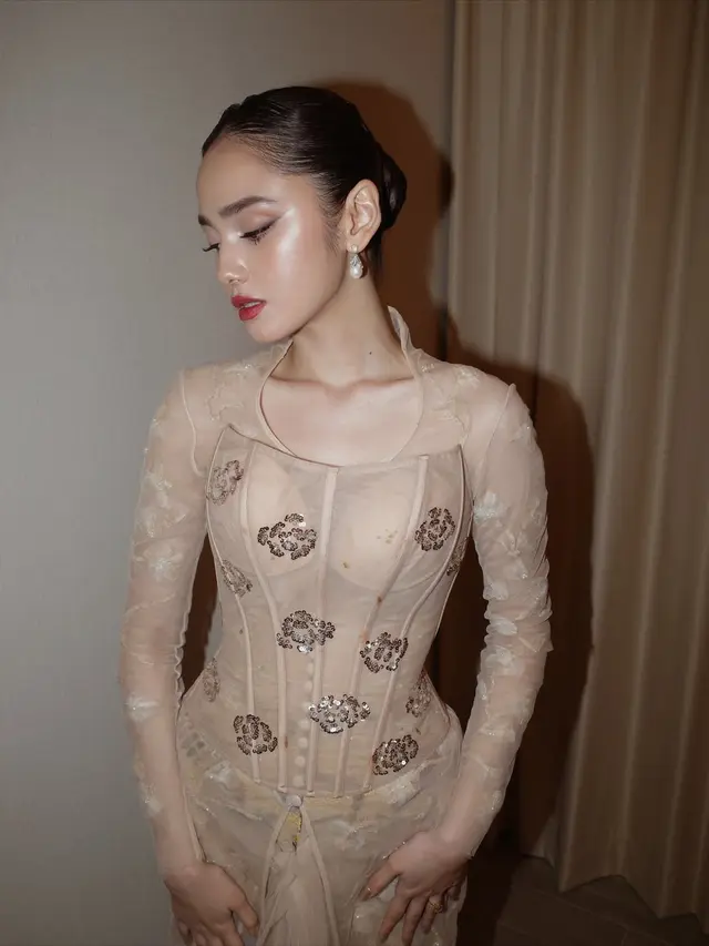 Model Kebaya Syifa Hadju dengan Detail Korset yang Bikin Ramping