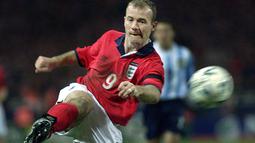 Alan Shearer membuat debut untuk Timnas Inggris pada usia 22 tahun, tetapi memutuskan pensiun dari Timnas Inggris seusai tersingkir dari Euro 2000 di usianya yang masih 30 tahun. (AFP/Adrian Dennis)