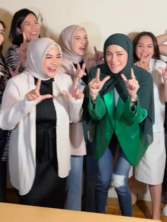 Meski tak dalam formasi lengkap, member Geng Cendol tampil kompak dengan gaya effortless. [@ashanty_ash]