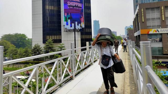 Atap jembatan penyeberangan orang (JPO) di kawasan Jalan Sudirman dibuka Pemprov DKI Jakarta