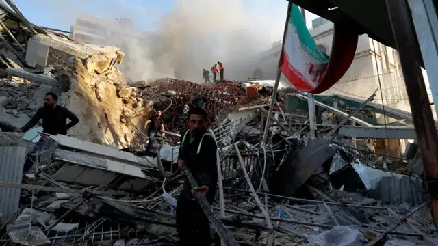 Gedung Konsulat Iran di Damaskus luluh lantak pasca serangan rudal Israel pada Senin (1/4/2024).