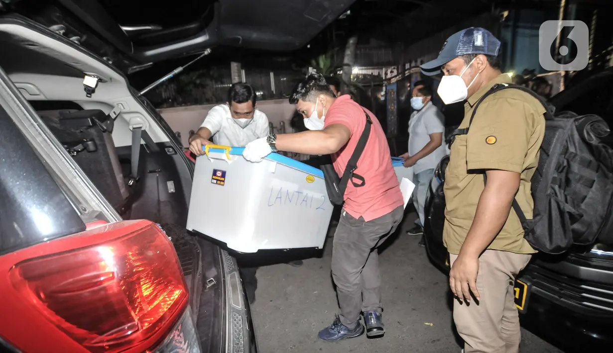 Petugas kepolisian membawa boks berisi barang bukti hasil temuan dari penggeledahan eks Kantor DPP FPI, Petamburan, Jakarta, Selasa (27/4/2021). Polisi mengamankan barang bukti seperti bendera tauhid, buku, bahan berbahaya, dan atribut FPI. (merdeka.com/Iqbal S.Nugroho)