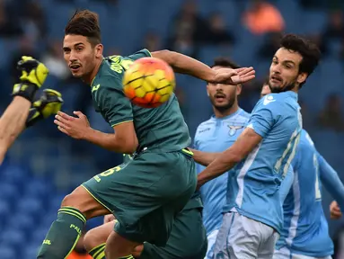 Pemain Palermo, Edoardo Goldaniga (tengah)  menyundul bola ke arah kiper Lazio, Federico Marchetti pada lanjutan liga Serie A  Italia di Stadion Olimpiade, Roma, MInggu (22/11/2015). (AFP Photo/Gabriel Bouys)