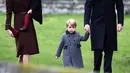 Pangeran William bersama Kate Middleton dan dua anak mereka, Pangeran George serta Putri Charlotte berjalan menuju Gereja St Mark untuk mengikuti Misa Natal di Englefield, Inggris, Minggu (25/12). (REUTERS/Andrew Matthews/Pool)
