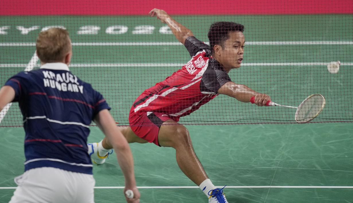 Pebulu tangkis ranking lima dunia ini berhasil unggul di interval gim pertama dengan skor 11-6. Sempat mendapatkan perlawanan sengit, Ginting berhasil menutup gim pertama dengan skor 21-13. (Foto: AP/Dita Alangkara)