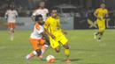 Pemain Gresik United, Yusuf Effendi (kanan), berusaha melewati pemain Perseru Serui dalam laga Torabika Soccer Championship presented by IM3 Ooredoo di Stadion Tridarma, Gresik, Sabtu (7/5/2016). (Bola.com/Fahrizal Arnas)
