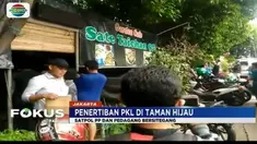 Petugas dan pedagang terlibat adu mulut saat dilakukannya penertiban lapak mereka di taman terbuka hijau, kawasan Utan Kayu, Matraman.