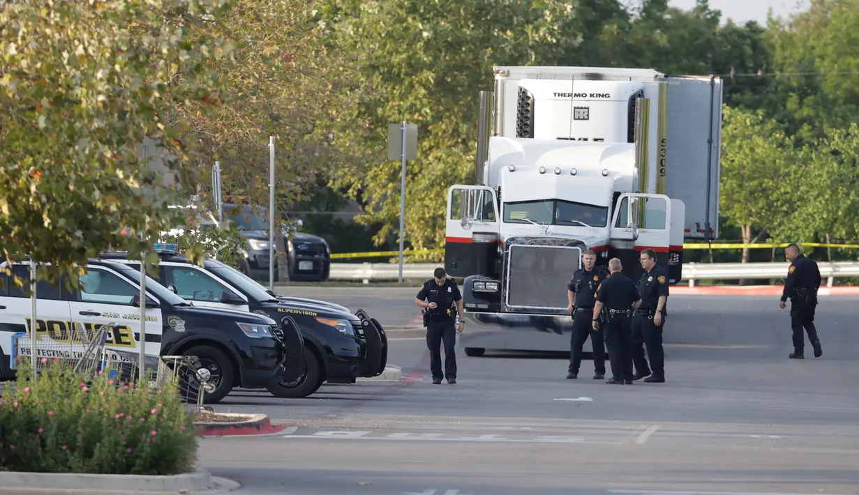 Sembilan orang ditemukan tewas di dalam sebuah truk di tempat parkir supermarket di Texas, Minggu (23/7).  Sejumlah laporan menyebut, saat truk itu ditemukan suhu udara berada di kisaran 37,8 derajat Celcius. (AP Photo/Eric Gay)