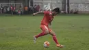 Penyerang Persija, Aldy Al Achya berusaha mengontrol bola pada latihan perdana jelang babak 8 besar Piala Jenderal Sudirman di Lapangan Sawangan, Depok, Jawa Barat, Jumat (4/12/2015). (Bola.com/Vitalis Yogi Trisna)