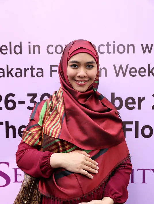Sudah setengah tahun ini pesinetron Oki Setiana Dewi sibuk dengan bisnis barunya di bidang fesyen. Bisnis barunya ini ia bangun dengan merk OSD bertemakan Syar’I. (Andy Masela/Bintang.com)