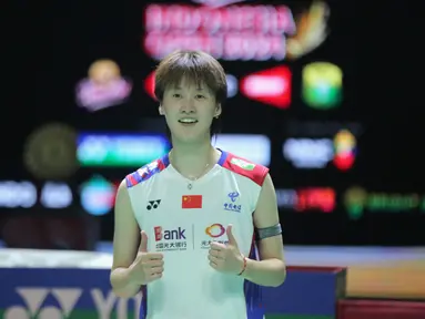 Pebulu tangkis tunggal putri China, Chen Yu Fei sukses melangkah ke partai final turnamen bulu tangkis Indonesia Open 2024 setelah mengalahkan wakil Spanyol, Carolina Marin dengan rubber game 21-11, 17-21 dan 21-13 pada laga semifinal di Istora Senayan, Jakarta, Sabtu (8/6/2024). Chen Yu Fei yang berstatus juara bertahan sudah ditunggu wakil Korea Selatan, An Se-young di partai final yang akan digelar Minggu (9/6/2024). Jika mampu juara, Chen Yu Fei akan bergabung dengan 4 pemain lain yang pernah back to back menjuarai Indonesia Open, yaitu Susi Susanti, Xie Xing Fang, Saina Nehwal dan Li Xue Rui. (Bola.com/Syahkist Afi Daib)