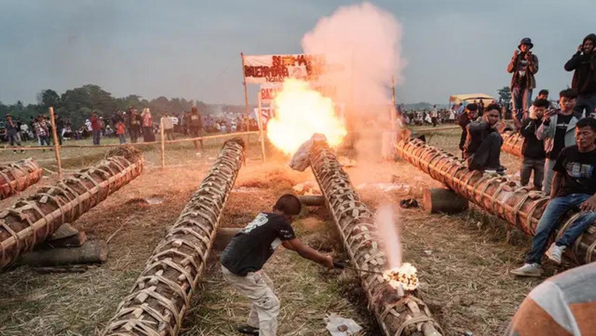 Adu Dentuman Meriam Karbit di Festival Kuluwung Meriahkan Libur Lebaran 2025