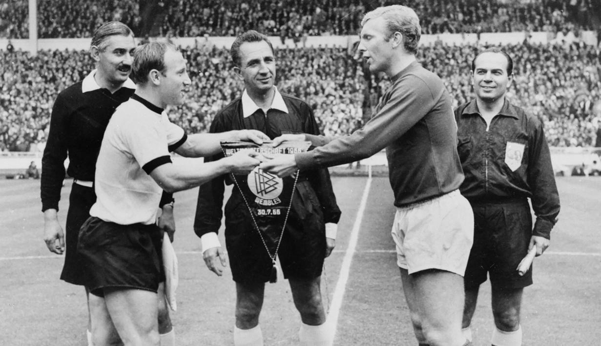 Uwe Seeler (kiri). Eks striker Jerman Barat yang belum lama meninggal di usia 85 tahun pada 21 Juli 2022 ini tercatat total tampil dalam 21 laga bersama Timnas Jerman Barat di putaran final Piala Dunia pada 4 edisi, mulai 1958 hingga 1970. Prestasi terbaiknya adalah saat membawa Tim Panser menjadi runner-up pada edisi 1966 usai kalah 2-4 dari tuan rumah Inggris lewat perpanjangan waktu. (AFP/Staff)