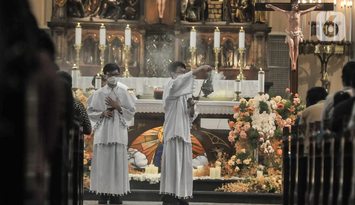 Suasana misa Kenaikan Isa Almasih di Gereja Katedral, Jakarta Pusat, Kamis (26/5/2022). Sebanyak 1.300-1.400 bangku disiapkan untuk ibadah misa kali ini yang diikuti semua kalangan usia dengan tetap menerapkan protokol kesehatan. (merdeka.com/Iqbal S Nugroho)