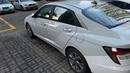 Desain futuristis ala Hyundai modern pun disematkan pada Hyundai Verna terbaru. Garis tegas dan pahatan kaku menjadi highlight dari bagian samping Verna 2023. Velg yang digunakan mengadopsi tampilan futuristis dengan kelir two-tone gunmetal dan silver. (Source: carandbike.com)
