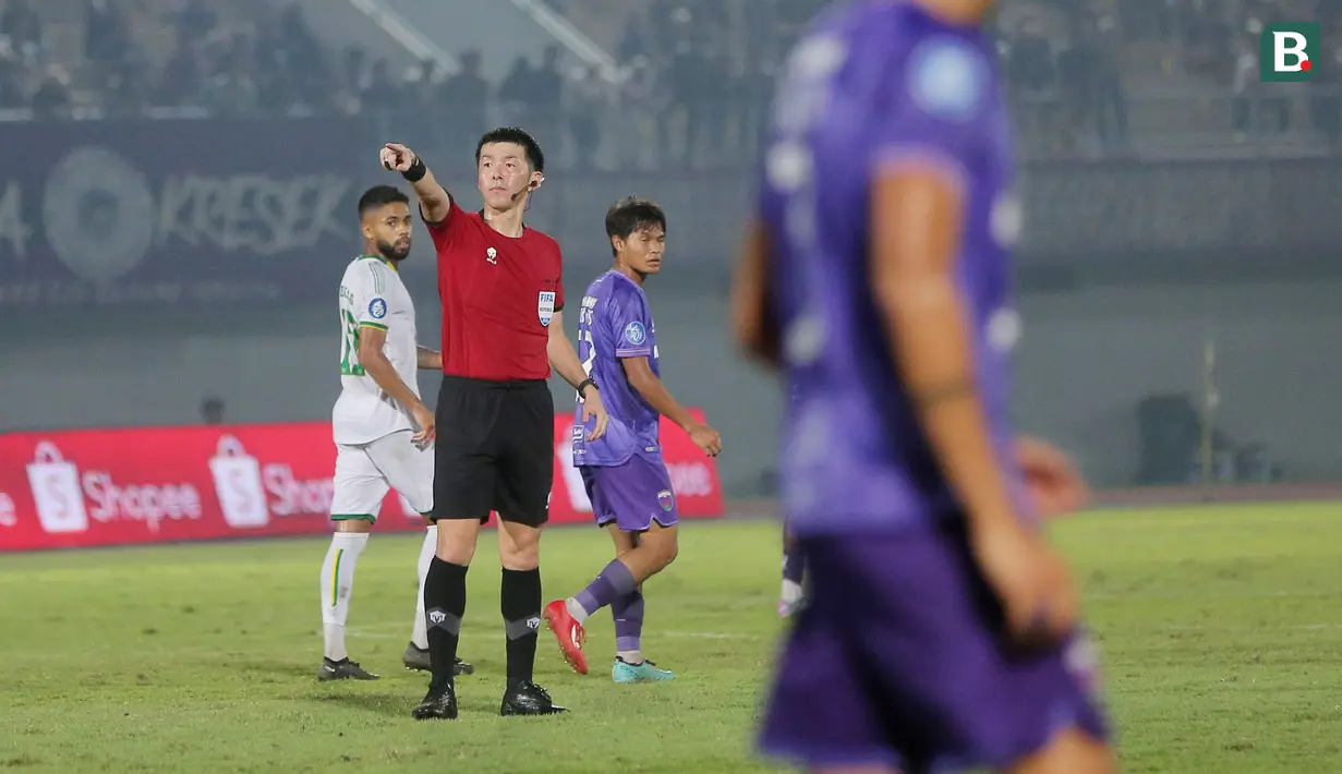 Wasit asal Jepang, Yusuke Araki, memimpin pertandingan antara Persita Tangerang Vs Persikabo 1973 pada laga pekan ke-22 BRI Liga 1 2023/2024 di Stadion di Indomilk Arena, Tangerang, Minggu (10/12/2023). Mendatangankan wasit asing ini bertujuan untuk meningkatkan kualitas perangkat pertandingan. (Bola.com/M Iqbal Ichsan)