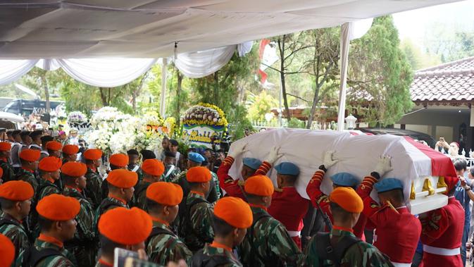 Anggota Pasukan Paspampres membawa jenazah Presiden ke-3 RI Bacharuddin Jusuf Habibie saat prosesi penyerahan jenazah kepada negara di Patra Kuningan, Jakarta, Kamis (12/9/2019). Jenazah BJ Habibie diberangkatkan ke Taman Makam Pahlawan Kalibata untuk dimakamkan. (Liputan6.com/Immanuel Antonius)