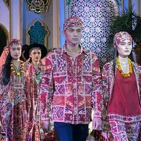 Malam pembukaan Raya Fashion Fest 2024, Central Park Mall dimeriahkan dengan koleksi baju Lebaran rancangan desainer legendaris. [Fimela/Hilda Irach]